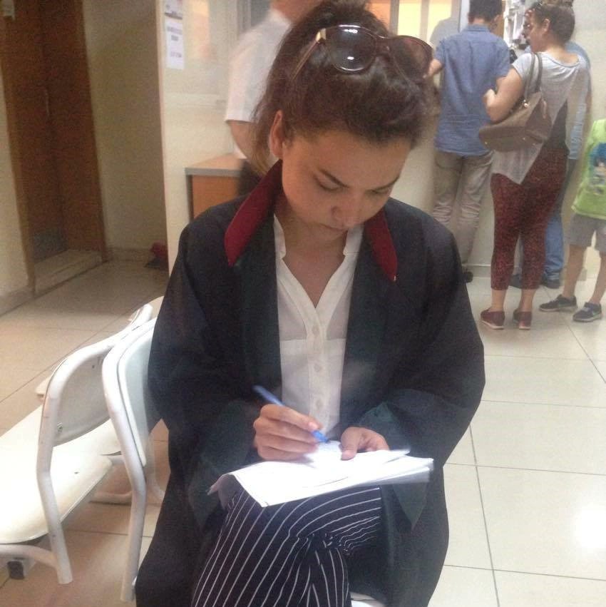 ✒️ İzmir Barosu avukatlarından Zeliha Ay, Karşıyaka ilçesindeki evinde başından vurulmuş halde ölü bulundu.

<a href="/izmir_barosu/">İzmir Barosu - #SavunmaSusturulamaz</a>