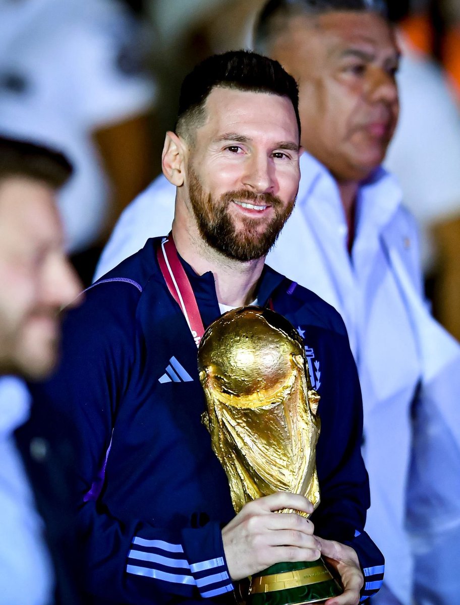 AlbicelesteTalk's tweet photo. 🚨 OFFICIAL: Lionel Messi has won the @ESPYS for best championship performance of the year with his man of the match performance in the World Cup Final.

He also won the @ESPYS award for best football player the world. 🏆✨ https://t.co/GyJYlyMcuT