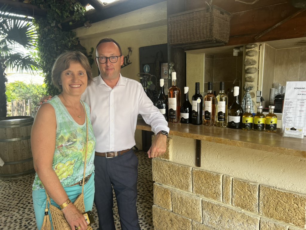 laurentchamp's tweet photo. 🍷 Nous inaugurons ce matin la Navette « Vignobles de Bellet » au départ de Magnan à 20m du tram L2, jusqu’au 26 août.
🚎Un départ toutes les 1h20 pour goûter à l’excellence des vins de #Bellet et se laisser envoûter par la magie de notre terroirs
#explorenicecotedazur #vins https://t.co/RSEWo31ejF