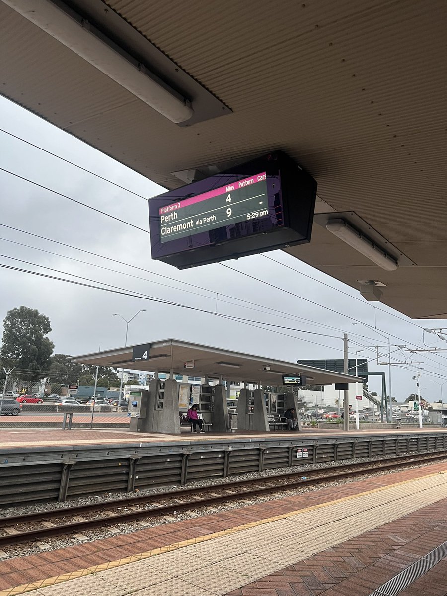 SarahJKnight's tweet photo. @Transperth @Trans_Perth 
Hey Transperth, How come you highlight Claremont (via Perth) at Claisebrook Station but not Fremantle (via Perth) for the alternate service? 
Might be a useful change? https://t.co/vzgBNOZH5K