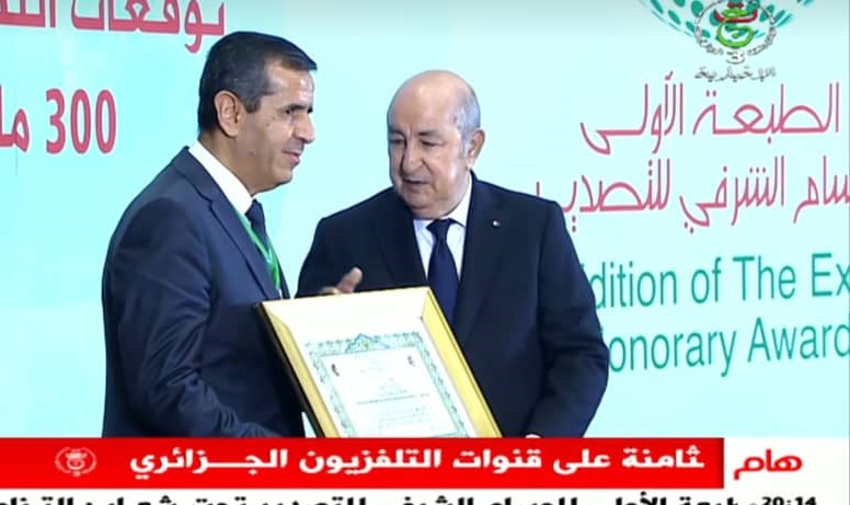 GICA_Dz's tweet photo. تحصل مجمع جيكا عبر فرعة شركة توزيع مواد البناء  (SODISMAC) المكلفة بالتصدير، على جائزة "أفضل مصدر للقارة الافريقية".
مجمع جيكا، الرائد الوطني في صناعة الإسمنت ، يساهم في بناء اقتصاد وطني قوي و تنويع الصادرات خارج قطاع المحروقات. https://t.co/IKEGzXeKAJ