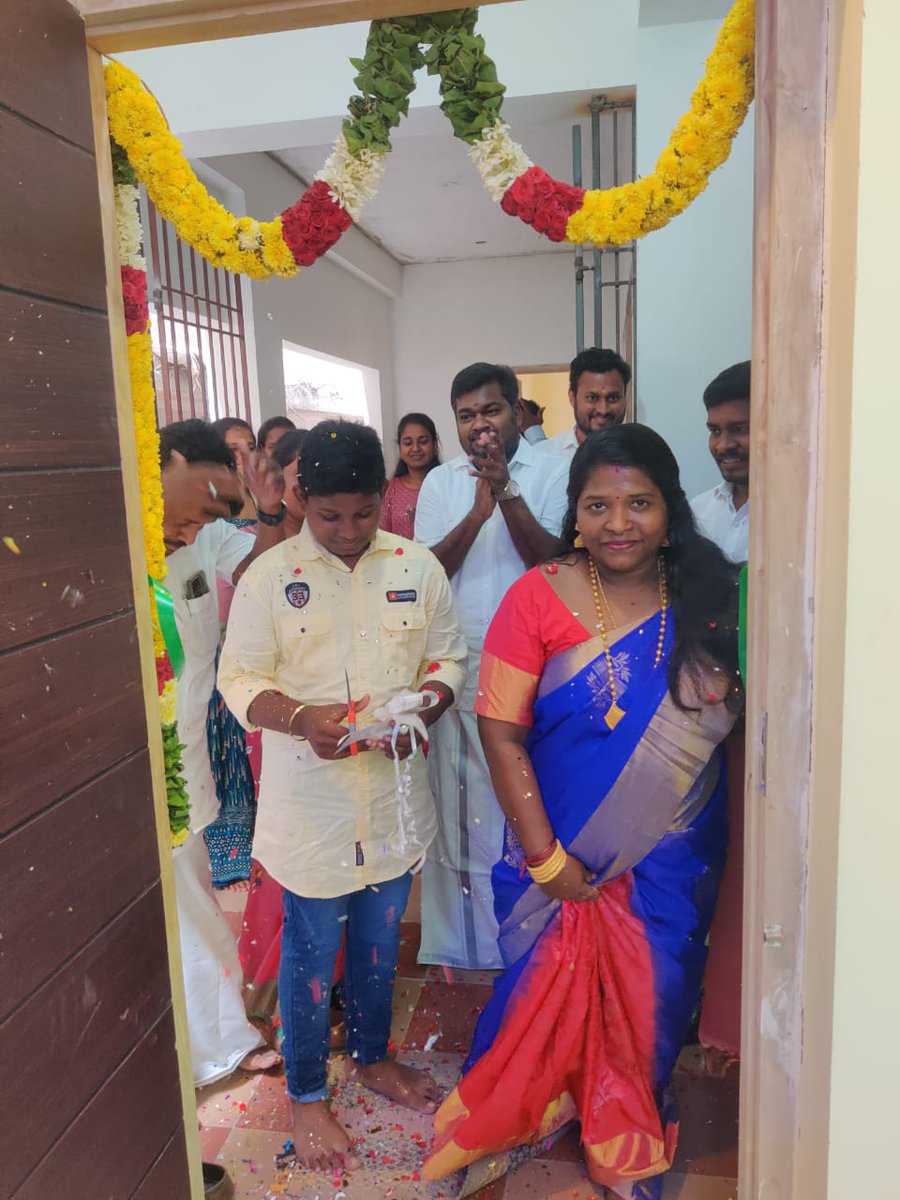 tndwwa's tweet photo. @tndwwa  நிறுவனத் தலைவர் டாக்டர் @kaizensukumar  அவர்கள் சங்கத்தின் மாவட்ட தலைவர் M.ரவிக்குமார் அவர்களுக்கு  புதிய இல்லத்தை வழங்கினார். செயலாளர் மற்றும் நிர்வாக அறங்காவலர் திருமதி.சுதா சுகுமார் பொற்கரங்களால் வழங்கினார். #Balakrishnanfoundation #Sudhasukumar @Rexravikumar https://t.co/6cLu9Y8qRB