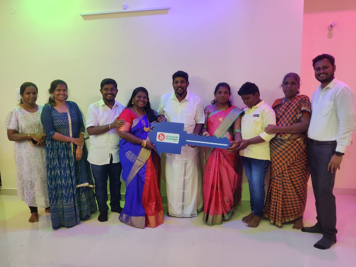 tndwwa's tweet photo. @tndwwa  நிறுவனத் தலைவர் டாக்டர் @kaizensukumar  அவர்கள் சங்கத்தின் மாவட்ட தலைவர் M.ரவிக்குமார் அவர்களுக்கு  புதிய இல்லத்தை வழங்கினார். செயலாளர் மற்றும் நிர்வாக அறங்காவலர் திருமதி.சுதா சுகுமார் பொற்கரங்களால் வழங்கினார். #Balakrishnanfoundation #Sudhasukumar @Rexravikumar https://t.co/6cLu9Y8qRB
