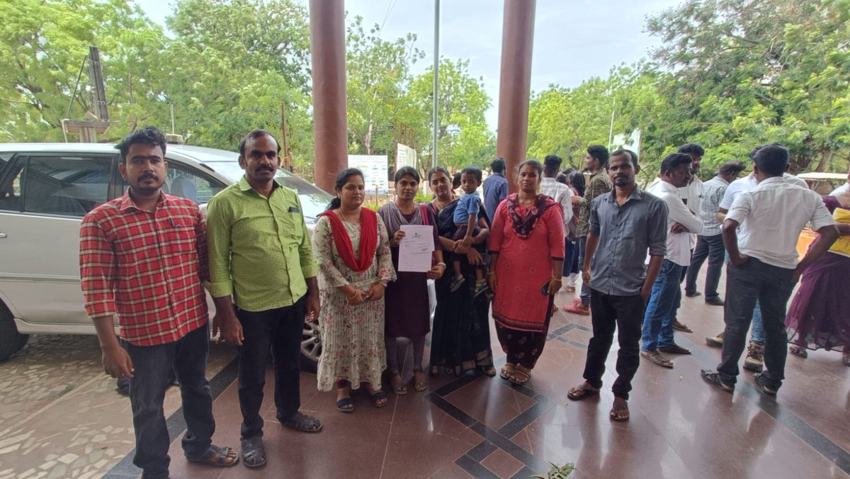 muthupa26673005's tweet photo. மாவட்ட ஆட்சியர் அலுவலகங்களில் மனு கொடுக்கிறோம் நியமன தேர்வை நடத்த சொல்லி .
தூத்துக்குடி.
@Anbil_Mahesh 
@sunnewstamil 
@News18TamilNadu 
@PTTVOnlineNews 
@ThanthiTV 
#HBDVairamuthuஆசிரியர்நியமனத்தேர்வுவேண்டும் https://t.co/sAfL6Hms2W