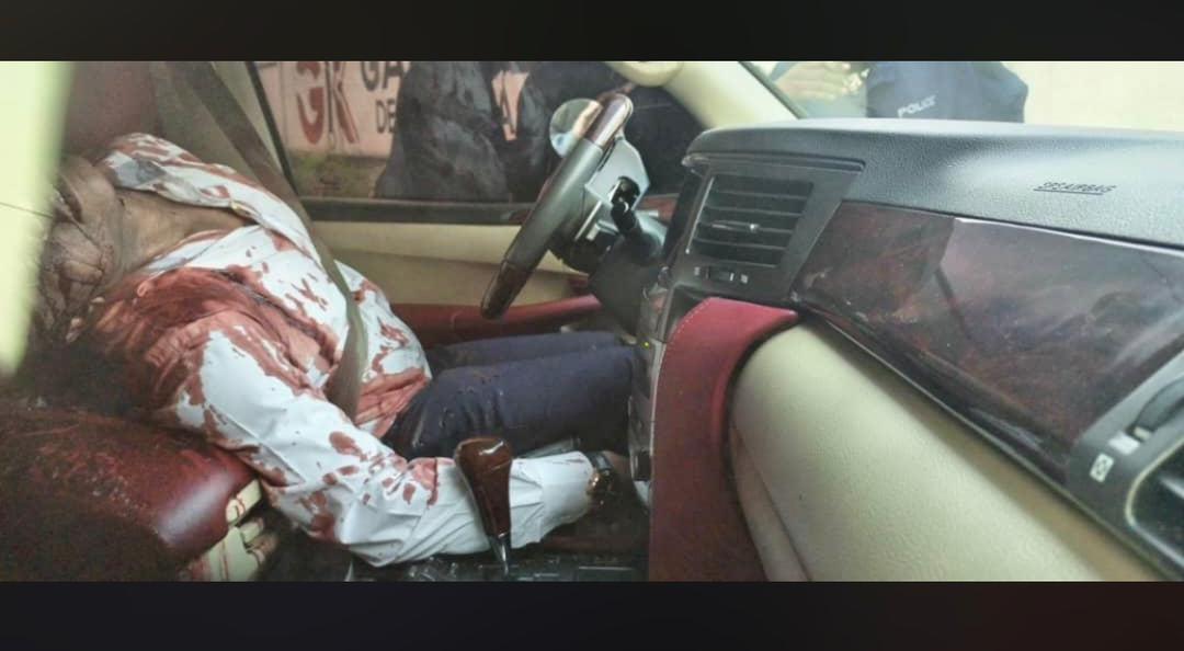 ExauNsiala's tweet photo. Un jour après sa disparition Monsieur @OkendeC Chérubin Okende Senga ministre du Transport de la RDC d'avril 2021 à décembre 2022 Retrouvé mort à limeté poids lourd dans sa voiture.

Alors qu'il a été convoqué à la cour constitutionnelle.#RDCongo @Presidence_RDC https://t.co/tPEa7YCauY
