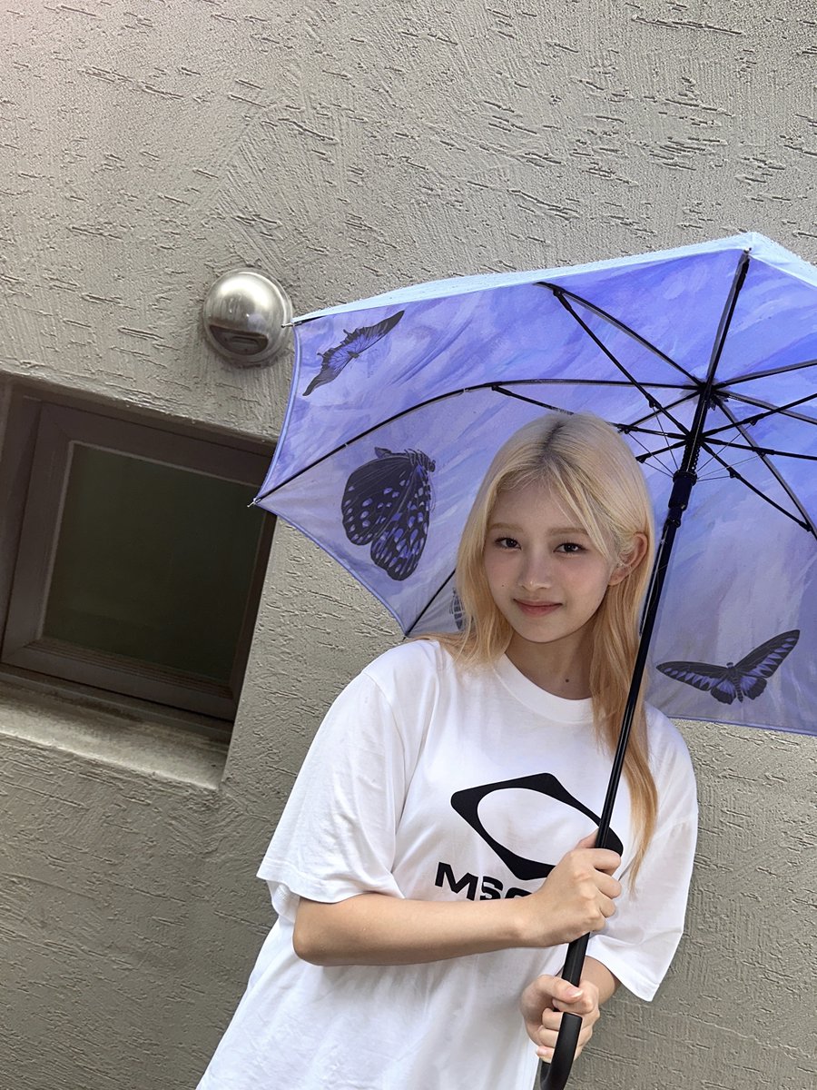 IVE_twt's tweet photo. 비가 내려도 행복해🫧🌨
雨でも何だか幸せな気分ʚïɞ*:.

#IVE #아이브 #REI #레이 https://t.co/WPYkFsbiJZ