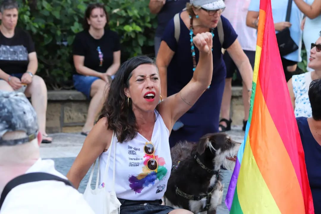 leticdg's tweet photo. Yo antes era pacifista. 
Pero si te quieren quemar por feminista, por disidente sexual, por anticapitalista, por antirracista... 
si te quieren quitar un derecho tras otro de los tuyos para engordar un privilegio tras otro de los suyos...
entonces 
dejas de ser pacifista. 🔥✊ https://t.co/RJICm0NPc7