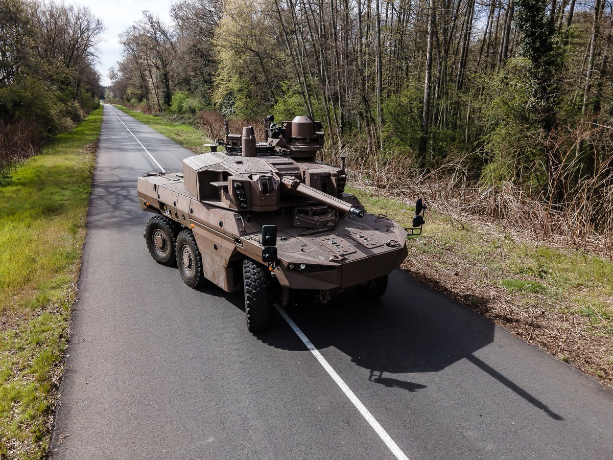 Nexter, @Arquus_defense et @ThalesDefence ont présenté le 500e véhicule blindé-multi-rôles (VBMR) #GRIFFON et le 50ème engin blindé de reconnaissance et de combat (EBRC) #JAGUAR à la @DGA. Pour en savoir plus -> urlz.fr/mHaU