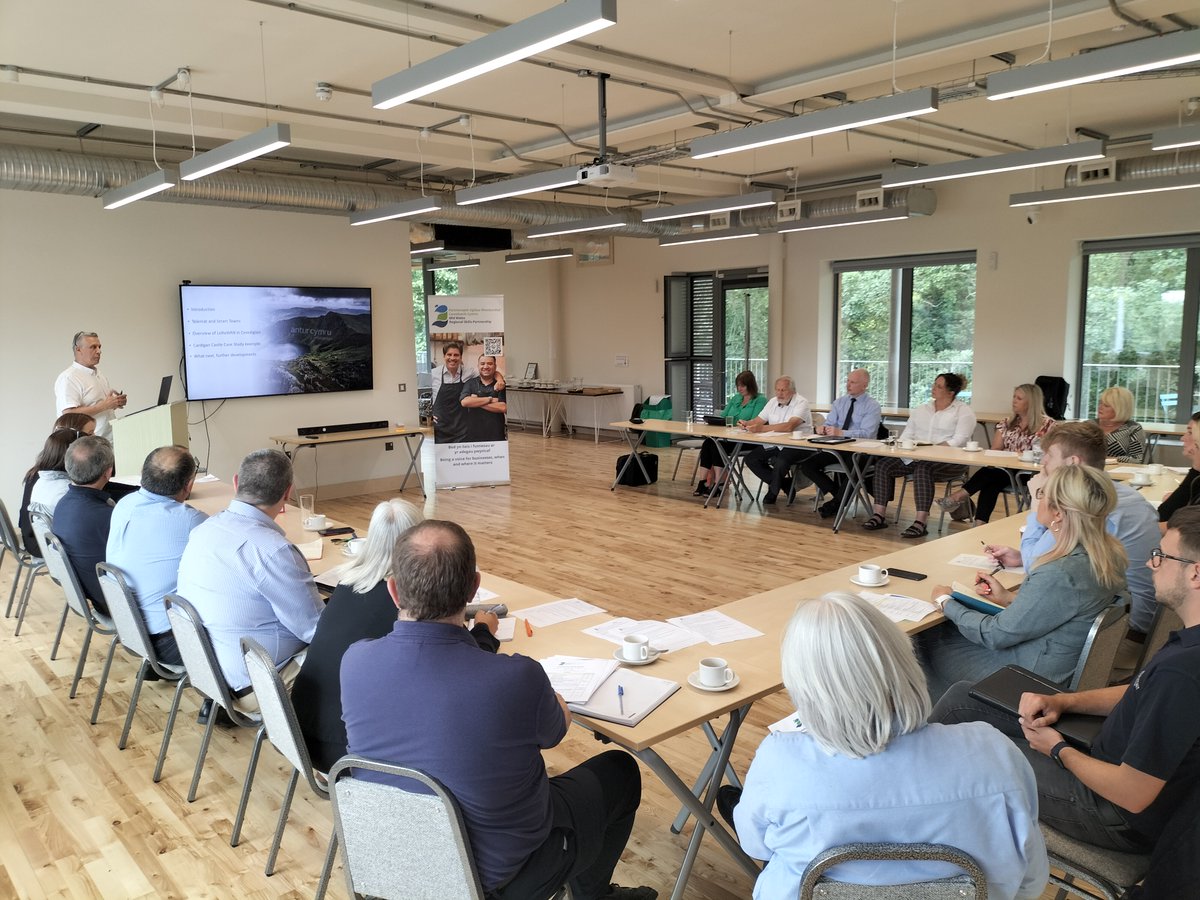 GrowingMidWales's tweet photo. Mewn Grŵp Clwstwr Busnes yn Hafan yr Afon @OpenNewtown, trafodwyd sgiliau ac anghenion digidol. Braf oedd croesawi wynebau cyfarwydd â newydd. Diolch i Kevin Harrington @AnturCymruWales a Sïon Meredith @LlywodraethCym am eu cyfraniadau. 📧midwalesrsp@powys.gov.uk i ymuno'r grŵp. https://t.co/ERFu9T9CAj