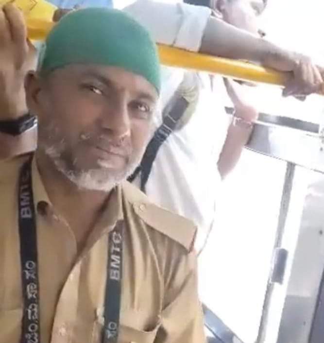citizen_misbah's tweet photo. ಶಾಂತಿಯ ತೋಟವನ್ನು ಹಾಳು ಪಾಳು ಮಾಡಲು ಹೊರಟಿರುವ ಕೋಮುವಾದಿ ಹೆಂಗಸ���ಗೆ ತನ್ನ ಸೌಮ್ಯ ಸ್ವಭಾವ ಹಾಗೂ ಶಾಂತಿಯಿಂದ ತನ್ನ ಸಹನಶೀಲತೆಯನ್ನು ಪ್ರದರ್ಶಿಸಿ ನೀವು ದೊಡ್ಡದವರಾಗಿದ್ದೀರಿ . 
ನಾವು ಜಗತ್ತಿಗೆ ನೀಡಬೇಕಾದ ಸಂದೇಶ *ವಿವಿಧತೆಯಲ್ಲಿ ಏಕತೆ* ಕನ್ನಡ ನಾಡಿನ ಮಹಾ ಪ್ರಜೆಗಳು ಎಚ್ಚೆತ್ತುಕೊಳ್ಳಿ ಇಂಥ ಕೋಮುವಾದಿಗಳನ್ನು ಸೋಲಿಸಬೇಕಾಗಿದೆ 
#ಸೌಮ್ಯತೆ https://t.co/rI4pte8MSB