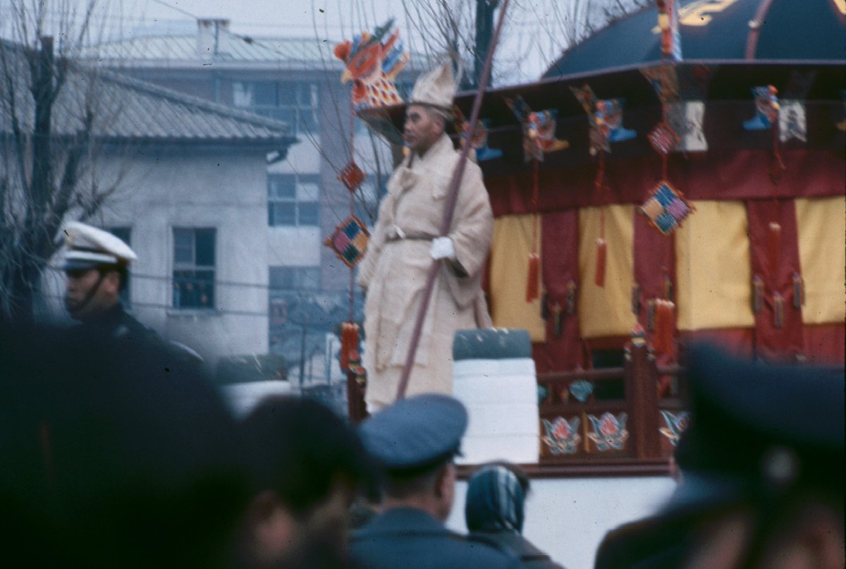 nulpuleunsonamu's tweet photo. 서울, 한국, [1966년 2월 13일]
순정효왕후의 장례 행렬
사진: Stephen Dreher https://t.co/Fg2ejn7bSe
