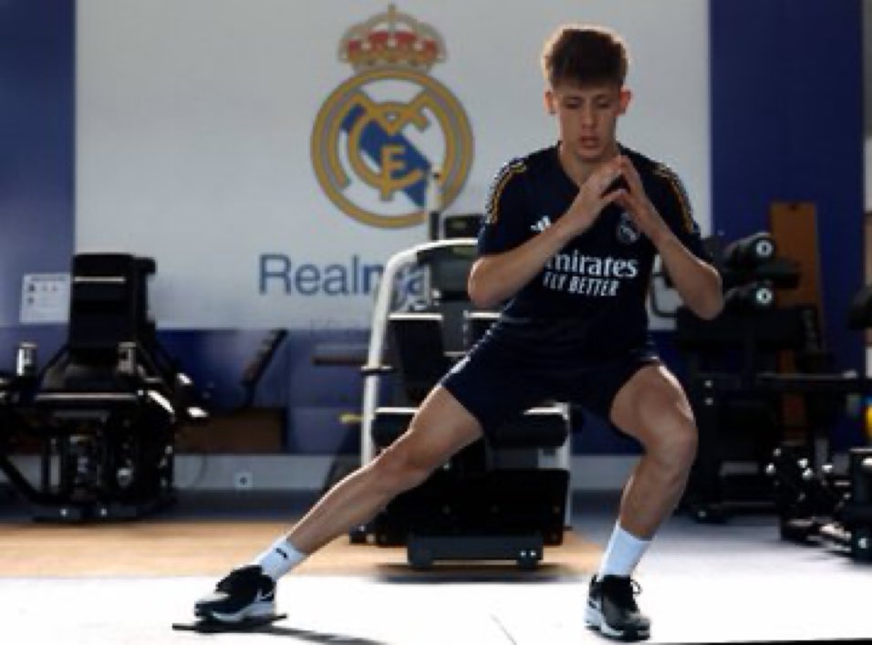 rmadridinpidgin's tweet photo. #RMTraining ⭐️🤍 https://t.co/YKHh3mAHmt
