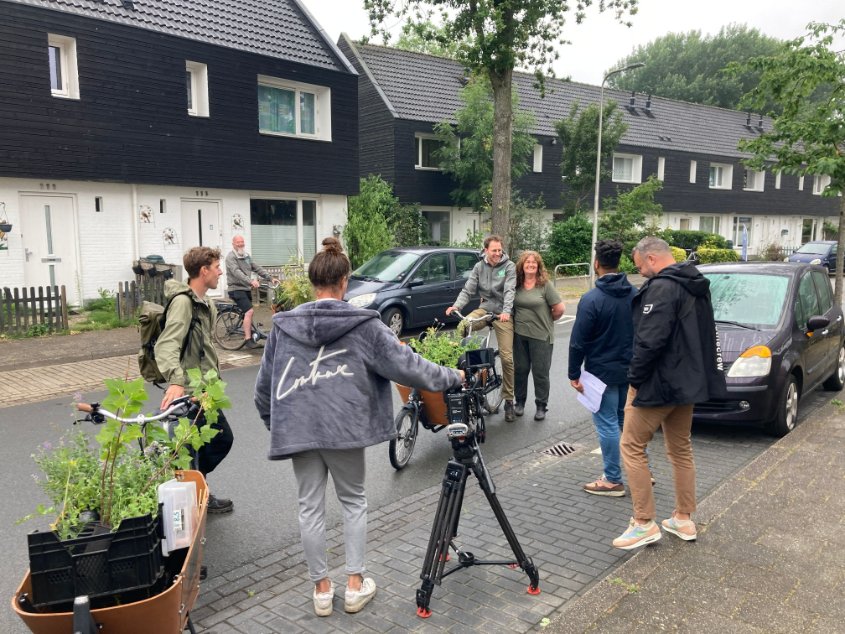 Afgelopen week opnames gehad voor het #tv-programma #BinnensteBuiten tijdens onze 41e Make-over. Saskia geniet inmiddels van haar groenere voortuin. Wij zijn benieuwd naar het eindresultaat wat vermoedelijk (begin) september uitgezonden wordt.

We houden jullie op de hoogte!