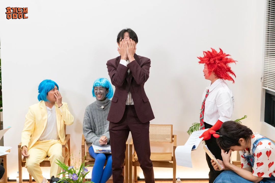 2pmalways's tweet photo. [HK Coin IG]
There is a top 1% real genius in HK Coin⁉🫢

🔥 EP.45 broadcast tonight at 08.30 PM (KST)
👉 KBS2 <HK Coin> Stayed tune

#KBS2 #HK_Coin #WatchRealTime
#장우영 #JangWooyoung
https://t.co/leEg4aaU0P https://t.co/9RbZYSPUwh
