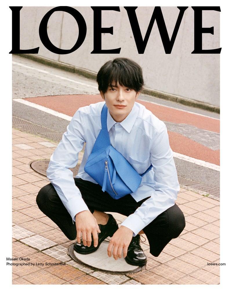 fashionsnap's tweet photo. ロエベがヴィジュアルに岡田将生や忽那汐里を起用、新作バッグ「パズルトート」の発売に伴い。 https://t.co/vVtglJSeoR https://t.co/t9wb0dBCNn