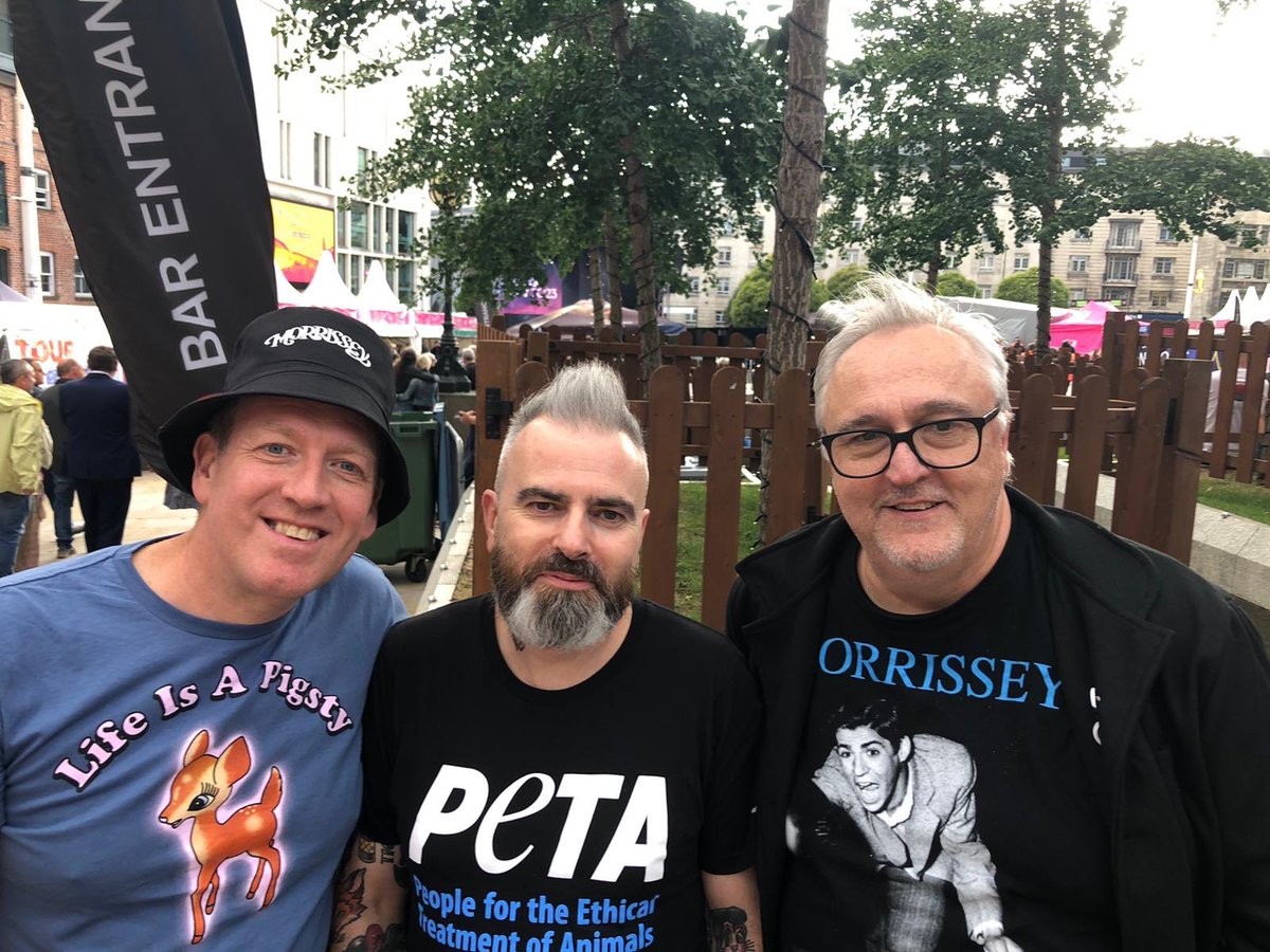 GeorgeBray's tweet photo. People I know, places I go
Make me feel tongue tied....
#Morrissey ##milleniumsquare #morrisseytour2023 #culture https://t.co/4zIf9EwIO3