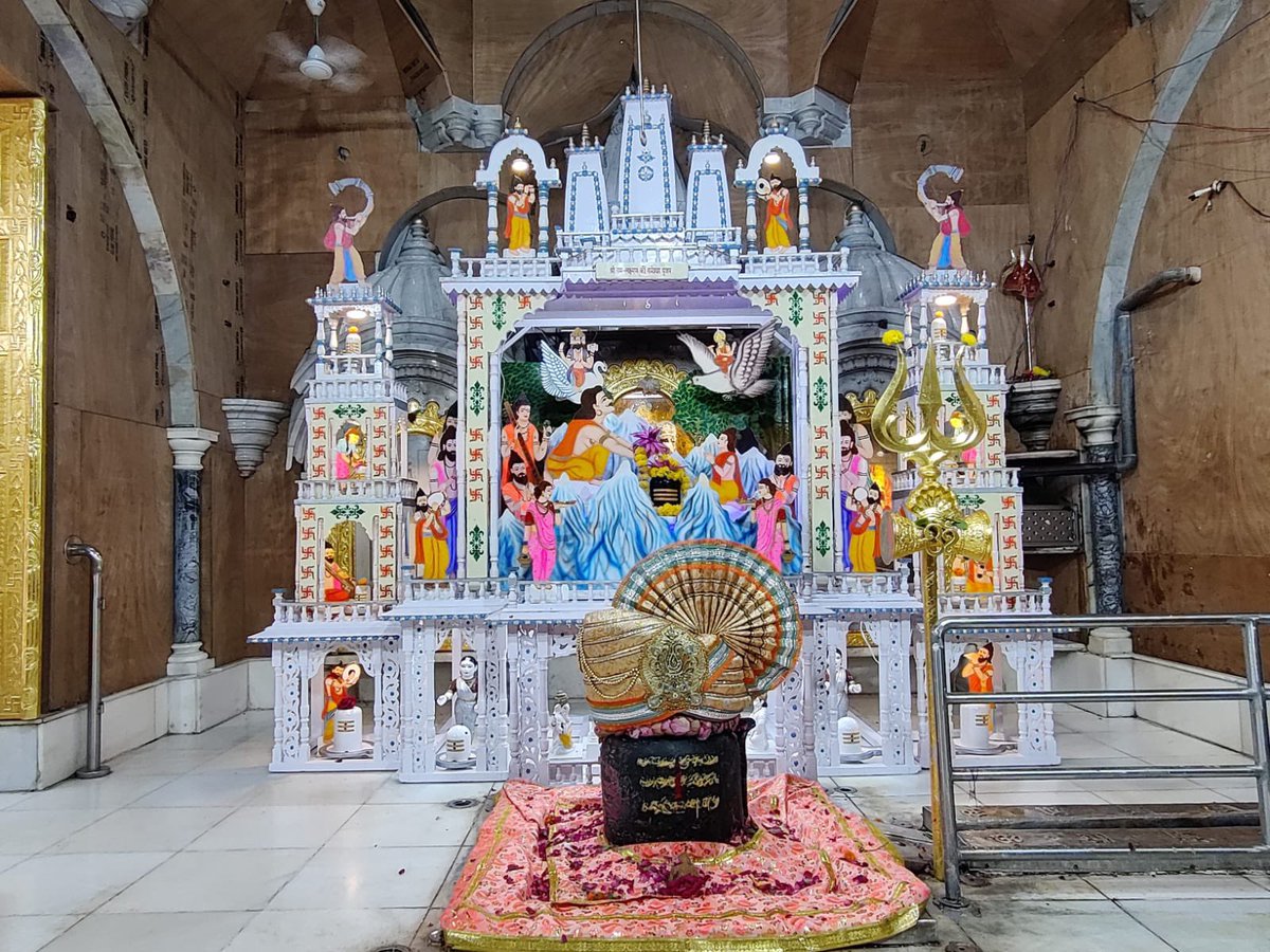 SbpTemple's tweet photo. *श्री बाबूलनाथ मंदिर*
*अधिक मास श्रावण घी पूजा*
*दि : १३/०७/२०२३*
*आज का श्रृंगार  ( ०४थी घी पूजा )*
*|| वीर अर्जुन को शिवजी का पशुपतास्त्र प्रदान ||* https://t.co/qv3voF9Ab7