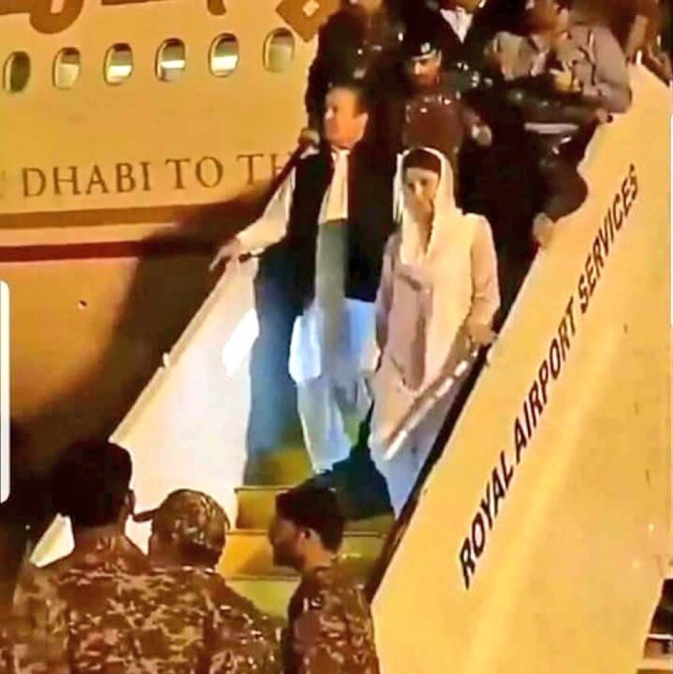 Malaika7426's tweet photo. Nawaz Sharif knew that the worst revenge was being taken with him, he was convicted in false cases, but Nawaz Sharif came to Pakistan to arrest his wife Maryam Nawaz on her deathbed and expose the conspiracies to honor the vote in respect of the law.
 #جس_دھج_سے_کوئی_مقتل_میں_گیا https://t.co/cUwH1eA5uD