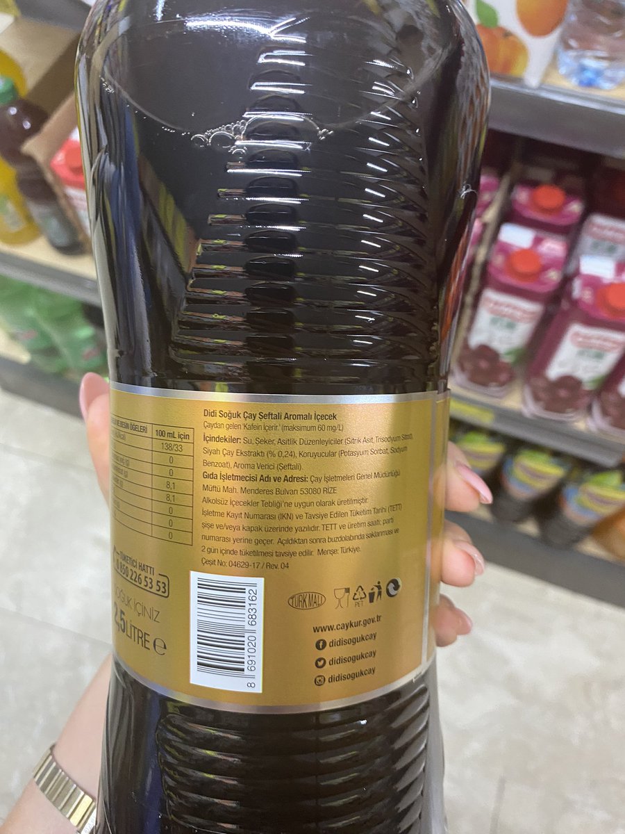 Çaykur markasına ait Didi Soğuk Çay, aslında çay değil, şeftali aromalı gazsız içecek.

Ürün %0,24 yani binde 2,4 oranında siyah çay ekstraktı ve şeftali aroma vericisi içeriyor. 

Aslında su ve şekerden oluşan bu ürün, koruyucu olarak Potasyum Sorbat ve Sodyum Benzoat içeriyor.