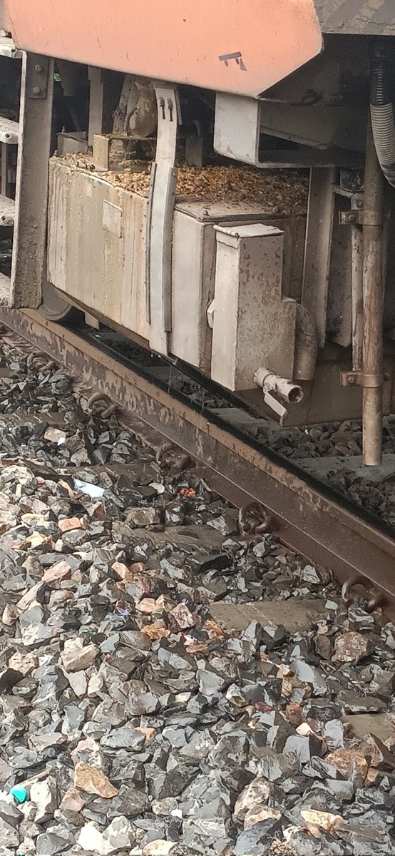 SATYAM_KABADDI's tweet photo. Is Indian railway doing fair with his passenger. Is this possible to stay in the train having bathroom in and basins in very bad conditions after paying 1850.Dear ministry and the responsibles please look upon it and take legal actions . Thanks https://t.co/oOetW7t1cr