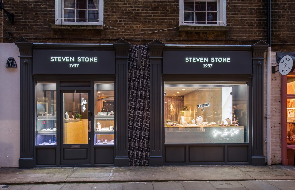 MPLInteriors's tweet image. How does your window display look? Does it draw admiring glances or do people walk on by? Does it tell a story? Does it sparkle after dark? We share our top 10 window display ideas in this blog ow.ly/1AMK50Pajuc

#retailstoredesign #shopwindow #windowdisplay #retail