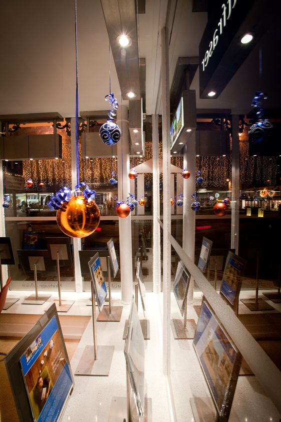 MPLInteriors's tweet image. How does your window display look? Does it draw admiring glances or do people walk on by? Does it tell a story? Does it sparkle after dark? We share our top 10 window display ideas in this blog ow.ly/1AMK50Pajuc

#retailstoredesign #shopwindow #windowdisplay #retail