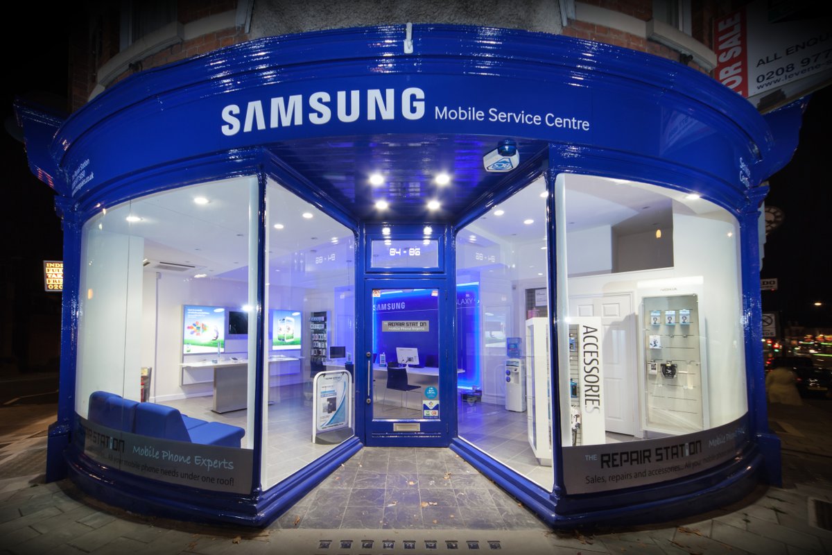 MPLInteriors's tweet image. How does your window display look? Does it draw admiring glances or do people walk on by? Does it tell a story? Does it sparkle after dark? We share our top 10 window display ideas in this blog ow.ly/1AMK50Pajuc

#retailstoredesign #shopwindow #windowdisplay #retail