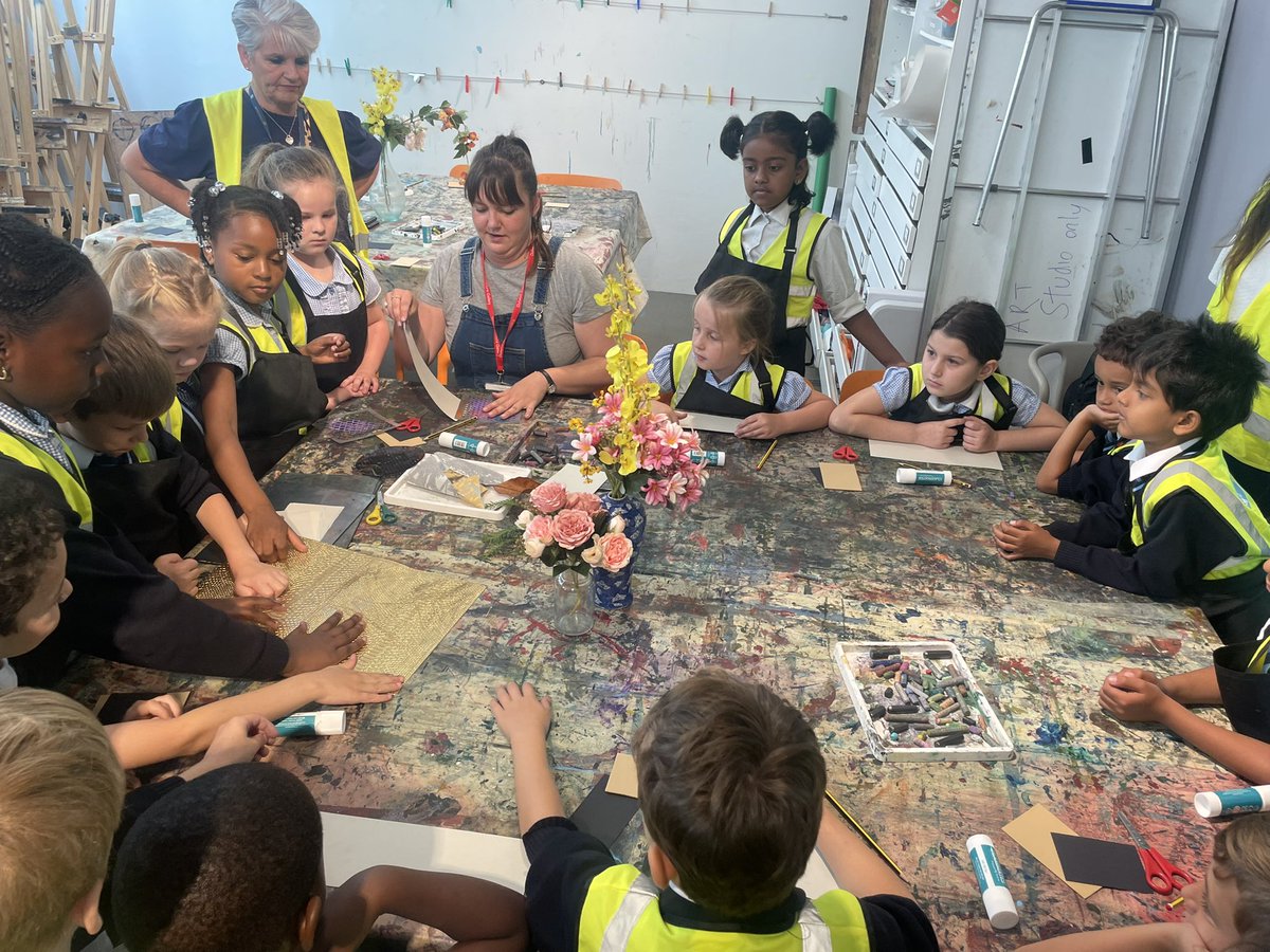 HPA_Shortlands's tweet photo. 🖼  Y2 visit Dulwich Picture Gallery 🖼

Today Year 2 are having a lovely day visiting the Dulwich Picture Gallery. 

We are enjoying opportunities to use different mediums and create artwork inspired by nature 🎨🌳 🌸 

#AspireAchieveFlourish https://t.co/b3fsmNuQHf