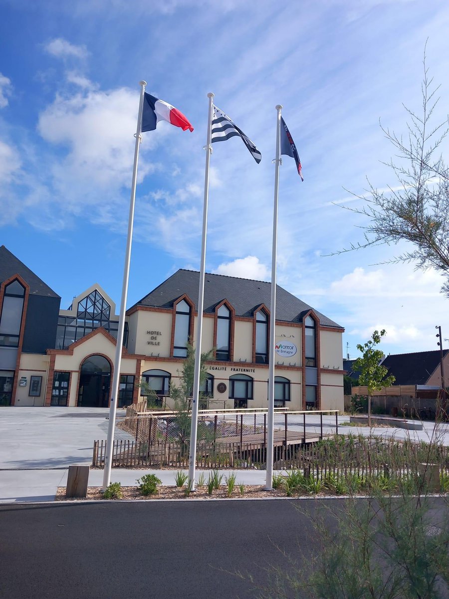 Le #gwennhadu à la place d’honneur devant la mairie de Montoir-de-#Bretagne (#loireatlantique) ! #vexillologie