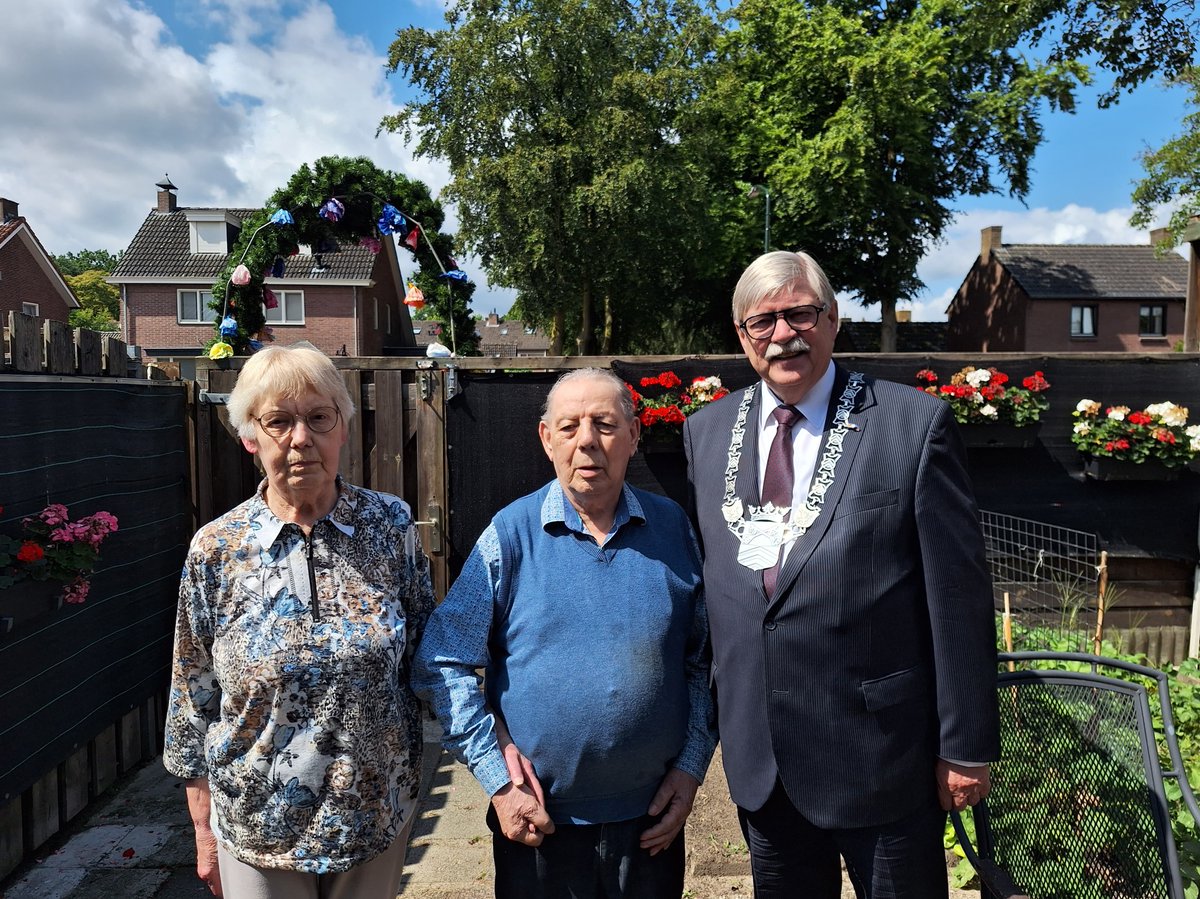 Burgemeester Van Beek bracht een bezoek aan de het echtpaar Tiemessen-Vosters. Zij waren 8 juli 60 jaar getrouwd. Gefeliciteerd aan het diamanten paar!