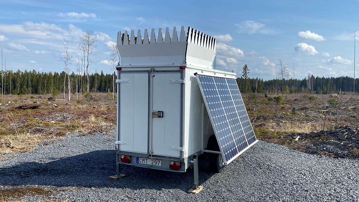 Atria_Oyj's tweet photo. SODAR-äänitutka kartoittaa tuuliolosuhteita Atrian Nurmon tehtaan läheisyydessä, jonne on suunnitteilla #taivaanraapija -tuulipuisto. Tavoitteena on kattaa tehtaan koko sähkönkulutus #tuulivoima ’lla. 🪁
👉 https://t.co/ktEcFPYxoM
#kohtihiilineutraalia #atrianuusiutuvaenergia https://t.co/JBfh0JwrTJ