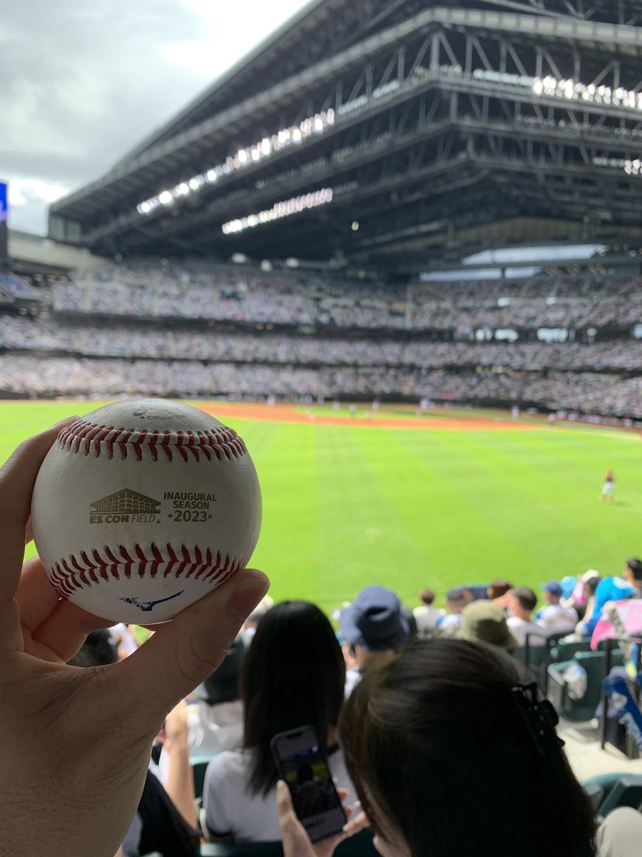 doshishakounin's tweet photo. 本日も内野ノック部の活動として、エスコンフィールド北海道に来ています。

<本日のベストノッキー賞>
俺(内野ノック部)
素晴らしいポジショニングでマルティネス選手の第10号ホームランを掴み取った。やはり我々には打球を惹きつける何かがあるのだろうか… https://t.co/nnU2MpPrP6