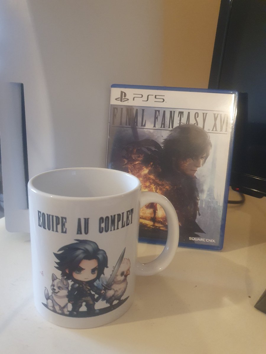 ChanrouxEmmanu1's tweet photo. @SnirOfficiel coucou snir tu vas bien ☕️, nouvelle tasse bien arrivée une de plus à la collection. Final Fantasy fini en Fantasy Final le platine est prêt, plus qu'à dépenser l'argent au bar et caressé le toutou. Encore merci pour la création 😍. https://t.co/Ywd8Nn4gUm