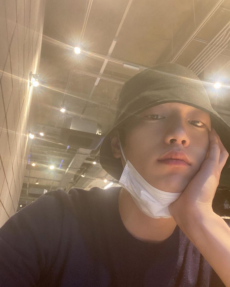 punyacla's tweet photo. ㅤㅤ
ㅤㅤ
“Mampir ke cafe dulu sebentar ya bun.”

He text me and send me his selca while he spend time with his first son.

ㅤㅤ https://t.co/1tn6gX3pm3