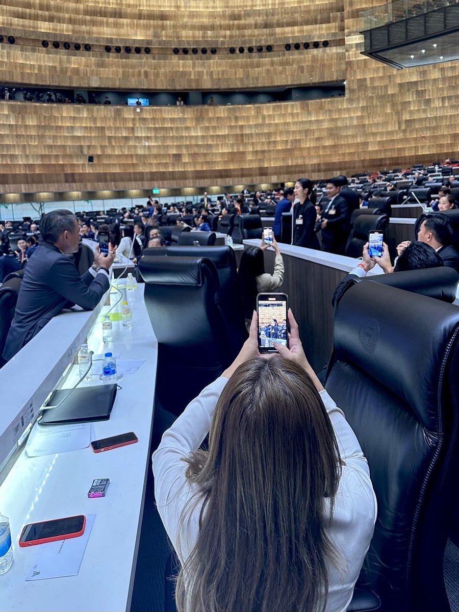 aim_theerarat's tweet photo. ลงมติเห็นชอบ ในการเสนอชื่อนายกรัฐมนตรี คนที่ 30 #โหวตนายก #ประชุมสภา #ธีรรัตน์สำเร็จวาณิชย์ #พรรคเพื่อไทย  ขอบคุณน้องๆตากล้องที่น่ารักทุกท่าน https://t.co/AOISNlTfxw