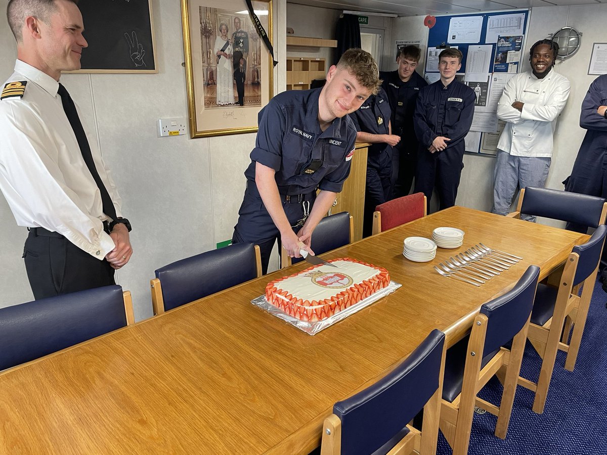And here’s the cake! We gathered on our watch handover day to celebrate our birthday with the entire Ship’s Company, expertly cut by the youngest member of our team, ET Vincent. #HappyBirthday