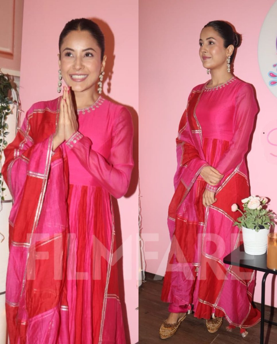 filmfare's tweet photo. The gorgeous #ShehnaazGill stuns in a pink ethnic look.💞 https://t.co/H6b5pJumCr
