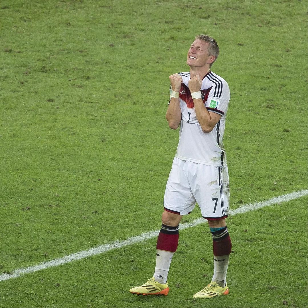 ستاره ها برای شما قهرمانی های کوچک به ارمغان میارن ولی این افسانه ها هستن که شما رو به جامهای بزرگ میرسونن
تو شبی که خدیرا مصدوم بود،کرامر دقایق ابتدایی مصدوم شد و کروس کم فروغ بود این شواینی بود که یک تنه آلمان جور آلمان رو کشید گلادیاتور آلمانها با درخشش تو ماراکانا یاد👇🏻