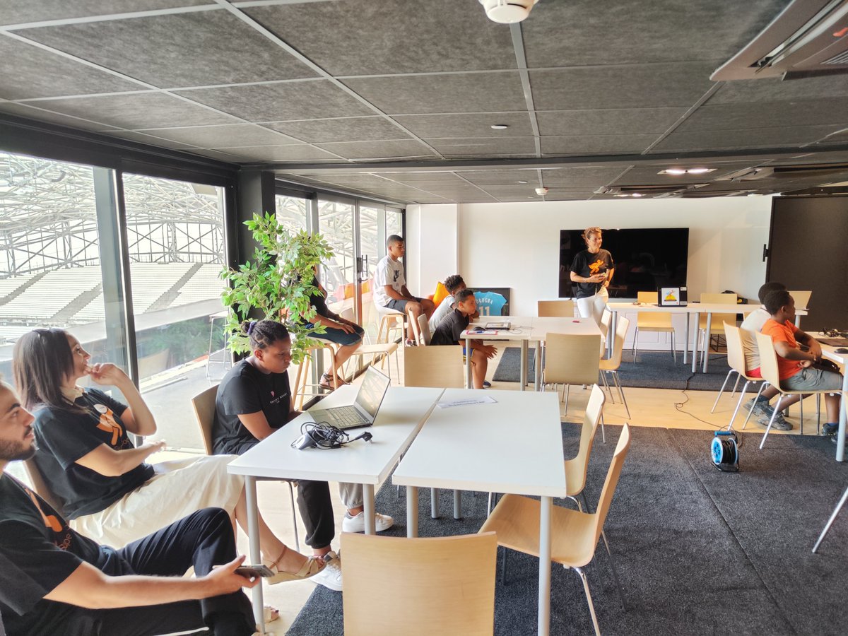 jycayuela's tweet photo. Top départ #OVschool une collaboration🤝@Orange, @Synergiefamily &amp; @OmFondation pour acculturer les jeunes marseillais sur le numérique à l'@orangevelodrome.
Ce mardi 11 juillet, la team #OrangeDigitalCenter déployait un atelier de programmation autour du⚽️ rdv mardi prochain 🫶 https://t.co/JwCKK5BFyN