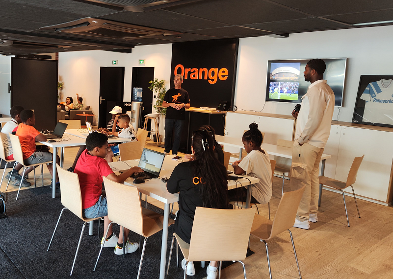 jycayuela's tweet photo. Top départ #OVschool une collaboration🤝@Orange, @Synergiefamily &amp; @OmFondation pour acculturer les jeunes marseillais sur le numérique à l'@orangevelodrome.
Ce mardi 11 juillet, la team #OrangeDigitalCenter déployait un atelier de programmation autour du⚽️ rdv mardi prochain 🫶 https://t.co/JwCKK5BFyN