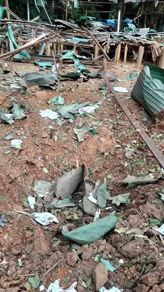 TTFR__Myanmar's tweet photo. SAC troops bombarded the IDP camp at the border of Thailand and Karenni this morning, resulting in death of 2 residents and destruction of residential properties including school and clinic. #WarCrimesOfJunta #2023Jul13Coup #WhatsHappeningInMyanmar https://t.co/wBeDPJcbJs