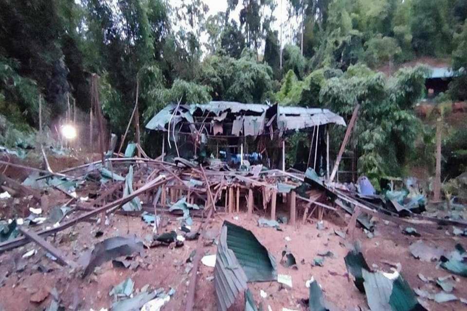 TTFR__Myanmar's tweet photo. SAC troops bombarded the IDP camp at the border of Thailand and Karenni this morning, resulting in death of 2 residents and destruction of residential properties including school and clinic. #WarCrimesOfJunta #2023Jul13Coup #WhatsHappeningInMyanmar https://t.co/wBeDPJcbJs