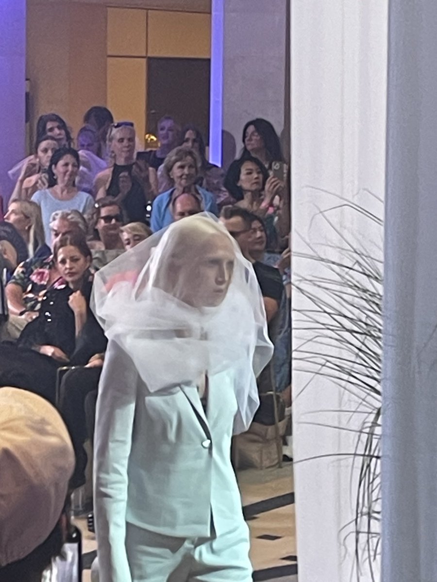 Mit #AIR präsentierte die renommierte deutsche #Mode -Designerin ⁦<a href="/AnjaGockel/">anja gockel</a>⁩ ihre jüngste Kollektion auf der #Berlin #Fashionweek. Damit wirbt Gockel für mehr #Umweltbewusstsein und #Klimaschutz #Adlon #catwalk  #fashion #climatchange #anjagockel