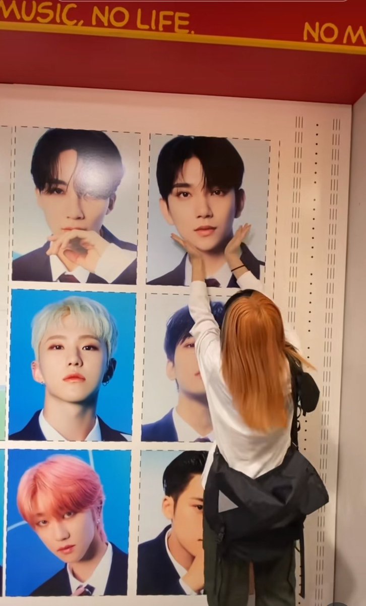 heyitswz's tweet photo. Mbanya ga nyadar sebelahnya jeonghan awalnya cuma mikir "eh ada carat ganteng" pas nyadar mau meninggoy katanya.. nangis aja ga sihhh 😭😭😭 https://t.co/wowATjwArj