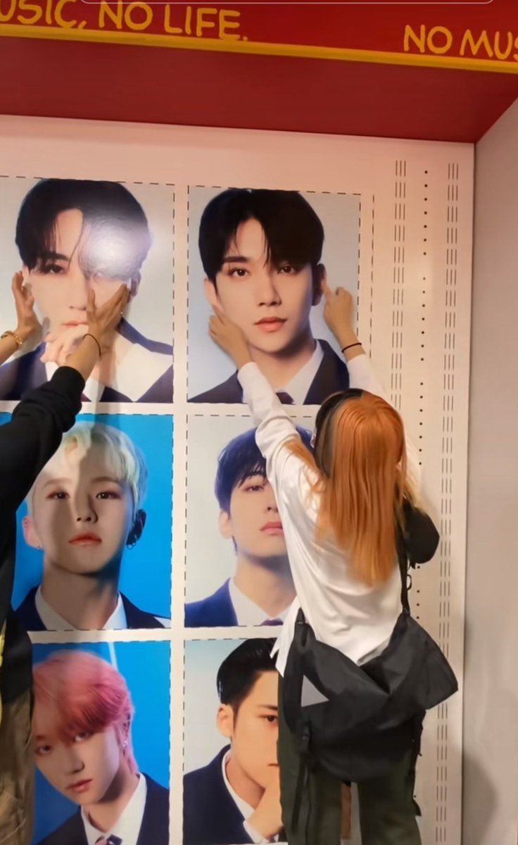 heyitswz's tweet photo. Mbanya ga nyadar sebelahnya jeonghan awalnya cuma mikir "eh ada carat ganteng" pas nyadar mau meninggoy katanya.. nangis aja ga sihhh 😭😭😭 https://t.co/wowATjwArj