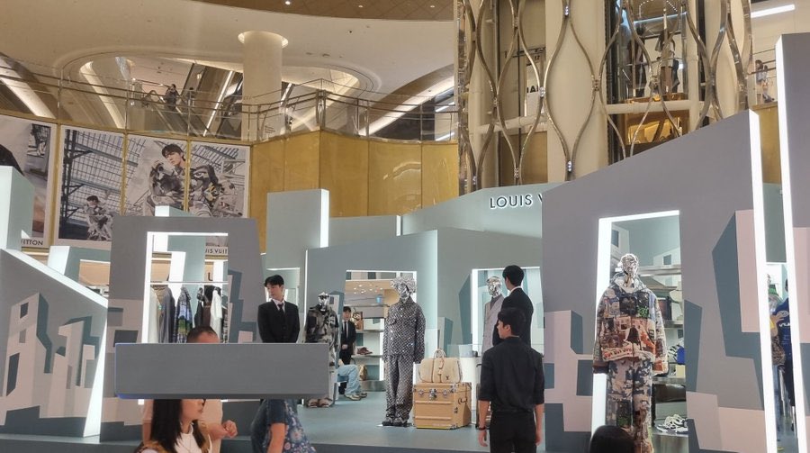 jhscentric's tweet photo. Louis Vuitton pop up store at Lotte World Mall is full of hoseok’s face 😭😭 

HES HUGEEEE AND EVERYWHERE 🔥

#JHOPExLouisVuitton https://t.co/QWGxR2a5Gk