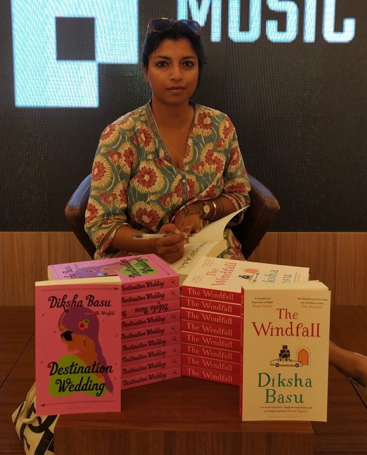 BloomsburyIndia's tweet photo. #ReadingRecommendations
#TheWindfall, a sparkling comedy of manners, and #DestinationWedding, a witty &amp; funny social comedy, are perfect for readers of contemporary fiction!
Grab these fabulous reads with a bonus author signature at @titlewavesMUM before they're gone!
@dikshabasu https://t.co/E3ZxwQkjJA