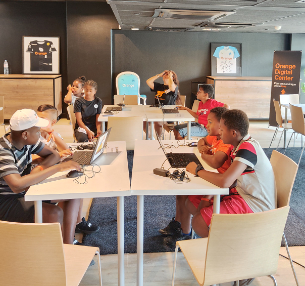 jycayuela's tweet photo. Top départ #OVschool une collaboration🤝@Orange, @Synergiefamily &amp; @OmFondation pour acculturer les jeunes marseillais sur le numérique à l'@orangevelodrome.
Ce mardi 11 juillet, la team #OrangeDigitalCenter déployait un atelier de programmation autour du⚽️ rdv mardi prochain 🫶 https://t.co/JwCKK5BFyN