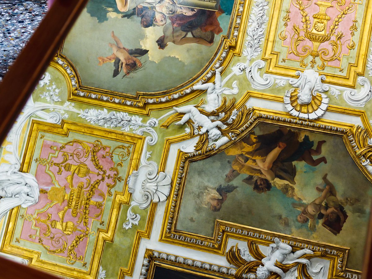 EnjoyRespectVe's tweet photo. La #SCUOLA DEI #CARMINI, un gioiello del Settecento veneziano, dove perdere lo sguardo nel #cielo azzurro e rosa del #Tiepolo! Considerata uno scrigno d'#arte per le straordinarie #tele realizzate da Giambattista Tiepolo per il soffitto della sala capitolare. #EnjoyRespectVenezia https://t.co/OlcrBsXMRl