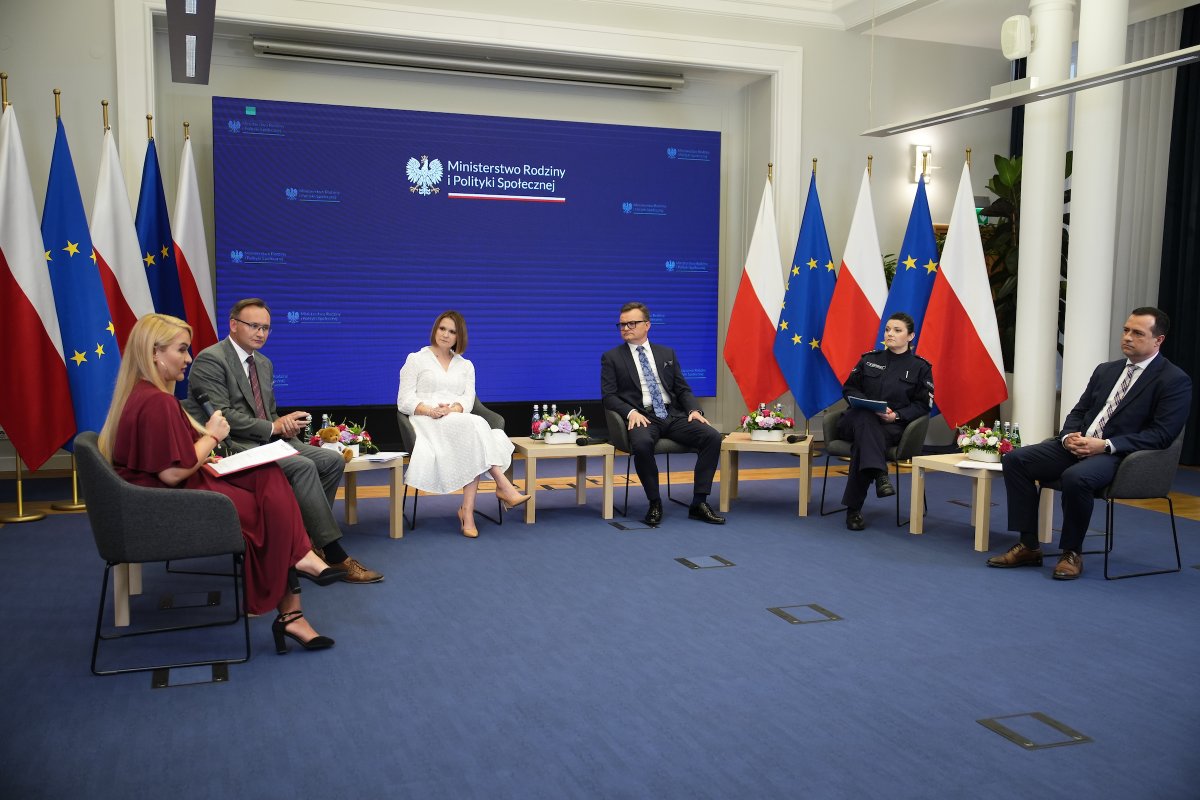 💬 Wiceminister Anna Schmidt (<a href="/RTraktowanie/">Anna Schmidt</a>): Od 22 czerwca br. mamy nowe instrumenty, jeśli chodzi o przeciwdziałanie przemocy domowej. Chronimy nie tylko przed przemocą fizyczną, psychiczną i seksualną, ale również przed przemocą ekonomiczną i cyberprzemocą.